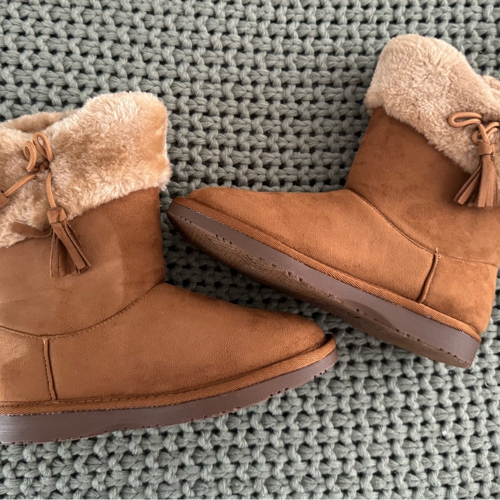 NWT Hot Cakes Tan Fleece-Lined Boots